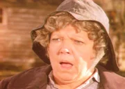 So leicht gibt Kezia (Hermione Baddeley) nicht auf. Sie verteidigt ihr Haus sogar mit der Harpune ...
