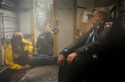 Zum Glück kommt Mette (Anna Fischer) rechtzeitig: Koops (Nicki von Tempelhoff) und Heiner (Moritz Führmann) atmen auf.