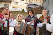 Die Patscher Schellenschlagerinnen feiern ausgiebig die Fasnacht.