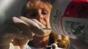Durch gründliche Polizeiarbeit und DNA-Spuren, die man an einem weggeworfenen Pappbecher findet, kommen die Ermittler dem Serienkiller schließlich auf die Spur.