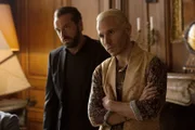 Undercover-Agent Bob Lemmens (Tom Waes, l.) und sein Kollege Carlos (Rubén Ochandiano) versuchen Drogenboss Ferry Bouman zu einem Drogendeal zu bewegen, der ihn ins Gefängnis bringen soll.