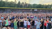 Schlagerstar Andrea Berg feiert mit ihren Fans