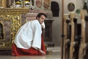 Florians (Tommy Schwimmer) Comeback als Ministrant verläuft alles andere als glorreich.