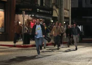 Nachdem Sheldon keine Karten mehr für die neue Version des Indiana Jones-Films "Jäger des verlorenen Schatzes" bekommen hat, klaut er die Filmrolle. Und schon ist eine aufgebrachte Meute, darunter auch Wil Wheaton, hinter ihm und seinen Freunden her ...