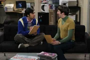 Raj (Kunal Nayyar, l.) bereitet sich auf eine Nacht in seinem Labor vor. Von dort aus steuert er ein hawaiianisches Teleskop, mit dem er Exo-Planeten beobachten will.