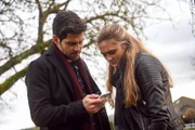 Eddie Saville (David Giuntoli, l.); Sophie Dixon (Lizzy Greene, l.)