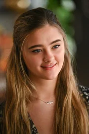 Sophie Dixon (Lizzy Greene)