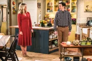 Kelly (Jessica St. Clair, l.); Lowell (Matt Cook, r.)
