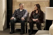 Adam Burns (Matt LeBlanc, l.); Andi Burns (Liza Snyder, r.)