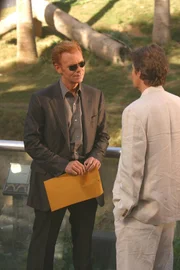 Horatio (David Caruso) ermittelt in alle Richtungen und verschont keinen Verdächtigen mit seinen eindringlichen Fragen ...