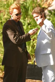 Horatio (David Caruso) ist mit den Ermittlungen beschäftigt. Doch dann ereignet sich ein weiterer Mord. Das Opfer ist ausgerechnet die Zeugin des ersten Falles ...
