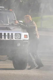 Horatio (David Caruso) findet einen der Räuber. Der verletzte Mann kann ihm jedoch nur mehr einen Namen zuflüstern, bevor er stirbt ...