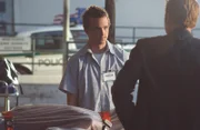 Horatio (David Caruso, vorne) ahnt, dass Ben (Aaron Paul, hinten) mehr weiß, als er zugibt. Doch der Junge ist äußerst hartnäckig ...