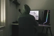 Raus aus der Online-Sucht - Dank Therapie zurück ins Leben. Person am Computer, Screenshot aus dem Film.