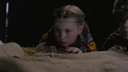 Gudrun (Sophie Ryder) beobachtet die kleine Hausmaus bei ihrer Arbeit.