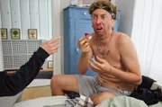 Das ging daneben: Jey Jey (Torge Oelrich) scheitert an einer Liegestütze und fällt auf die Nase.