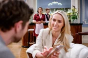 Larissa (Vivien Wulf, r.) bekommt mit, dass Henry (Elias Reichert, l.) noch sehr an Maxi (Katharina Scheuba, h.M.) hängt.