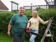 Gabriele und Wilmut planen einen fünf Meter hohen Sichtschutz rund um den Garten. Da es schnell gehen soll, beginnt er ohne Baugenehmigung. Ärger ist vorprogrammiert!