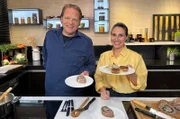 Gefüllter Hackbraten aus Italien und Frikadellen aus dem Ruhrgebiet – Björn Freitag und Monica Riboni (r) kochen köstliche Rezepte mit Hackfleisch.