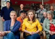 Finn und Nele erzählen den Insulanern von den Dänen: Katharina, Thies, Jonas, Marianne, Helge, Malte und Jonna hören gespannt zu.
