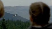 Die Kinder beobachten einen Seeadler bei der Jagd.