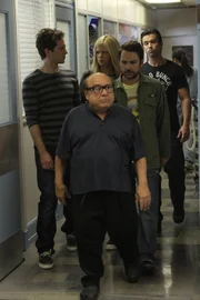 (von vorne nach hinten) Frank Reynolds (Danny DeVito); Charlie Kelly (Charlie Day); Dennis Reynolds (Glenn Howerton); Dee Reynolds (Kaitlin Olson); Mac (Rob McElhenney)