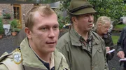 Hans (Mitte) besitzt einen großen Gutshof. Aber jeder Raum ist mit Trödel vollgestellt, den er leidenschaftlich sammelt. Gerne würde er mit seiner Lebensgefährtin hier ein gemeinsames Zuhause haben, aber Hildegard zieht erst ein, wenn Patz für sie da ist. Dazu kommen die Schulden von Hans, die ihr große Sorgen bereiten. Trödelprofi Otto Schulte (li.) soll helfen, den Traum vom gemeinsamen Heim zu realisieren.