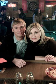 Rick Schroeder (Paul Flowers), Sarah Chalke (Elliot Reid).