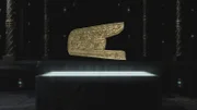 Dieser „goldene Köcher“ ist ein besonderes Relikt der antiken Handwerkskunst.  Seine goldene Oberfläche ist mit kunstvoll gearbeiteten Details lebensnaher Szenen versehen.