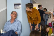 Herr Zech (Olaf Burmeister, li.) wird zum Überraschungsgast auf der Zimmerparty. Das wundert nicht nur Frau Schiller (Elisa Ueberschär, re.).