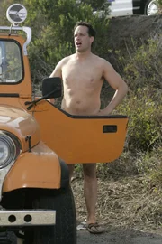 Ausgerechnet an einem Strand für Nudisten wird die Leiche einer jungen Frau gefunden - ein absoluter Albtraum für Monk. Hat Change Singer (Diedrich Bader) etwas mit dem Mord zu tun?