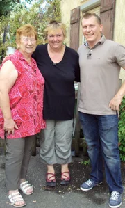 Elle (67, li.), Tochter Heike und Trödelprofi Otto Schulte wollen Ordnung in das Chaos bringen, das Ellens Mann Ede hinterlassen hat.