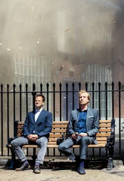 Ein Zusammentreffen der besonderen Art: Sherlock (Jonny Lee Miller, l.) und Mycroft Holmes (Rhys Ifans, r.) ...
