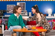 Tina (Anita Eichhorn) spricht mit Till (Marinus Hohmann) über sein Intimitätsproblem mit Lien.