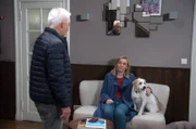 Thomas (Gerry Hungbauer, l.) steht Mona (Jana Hora-Goosmann, r.) in ihrer schweren Zeit bei.