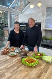 Kochbuchautorin Ayșe Tunçöz (l) zeigt Björn Freitag, wie Köfte, also türkische Frikadellen mit und ohne Fleisch zubereitet werden.