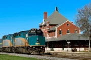 Der Personenzug von Via Rail Canada erreicht den Bahnhof von Dauphin.
