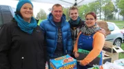 Von links: Meike, Trödel-Experte Otto Schulte, Tizian und Janina auf dem Flohmarkt.