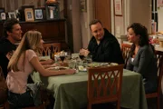 Auf der rechten Seite (L-R) Doug Heffernan (Kevin James), Carrie Heffernan (Leah Remini)