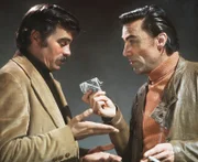 Sandy (Glenn Gorbett, l) und Kressin (Sieghardt Rupp) ermitteln gemeinsam in einem Mordfall, der nur der Anfang eines finsteren, blutigen Alptraums ist.