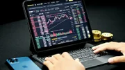 Kryptowährungen bezeichnen digitale Vermögenswerte, die physisch nicht vorhanden sind. Diese können auch als Tauschmittel fungieren.