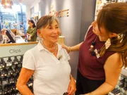 Oma Elfi (l.) mit einer Verkäuferin