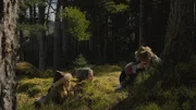 König Sigurd (Johnny McGuinness) zeigt Gudrun (Sophie Ryder) und Frida ganz erstaunliche Waldbewohner.