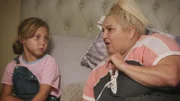 Angela (r.)