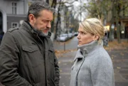 Anna (Jeanette Biedermann, r.) glaubt, dass Ulrich (Wolfgang Wagner, l.) ihre Mutter nur ausnutzen will ...