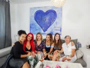 V.l.: Olivia, Christina, Davina, Giorgina, Kandiatin Jeana mit ihrer Oma Elif