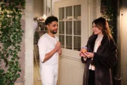 Theo (Julius Dombrink) freut sich, dass Britta (Tabea Heynig) Verständnis für seine Entscheidung hat.