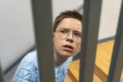 Joshua (Georg Trappe) sucht Herrn Zech, denn er hat einige Fragen zum neu angebotenen Buch-Club.
