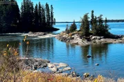 Der Grass River ist ein teils verästeltes, teils sich zu Seen weitendes Flusssystem, das der Zug bei Thompson überquert.