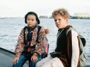 Kiki (Thy-Anh Cao) und Tobias (Tim Küchler) im Hamburger Hafen.